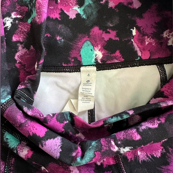 Lululemon shorts size 4 - Picture 2 of 3